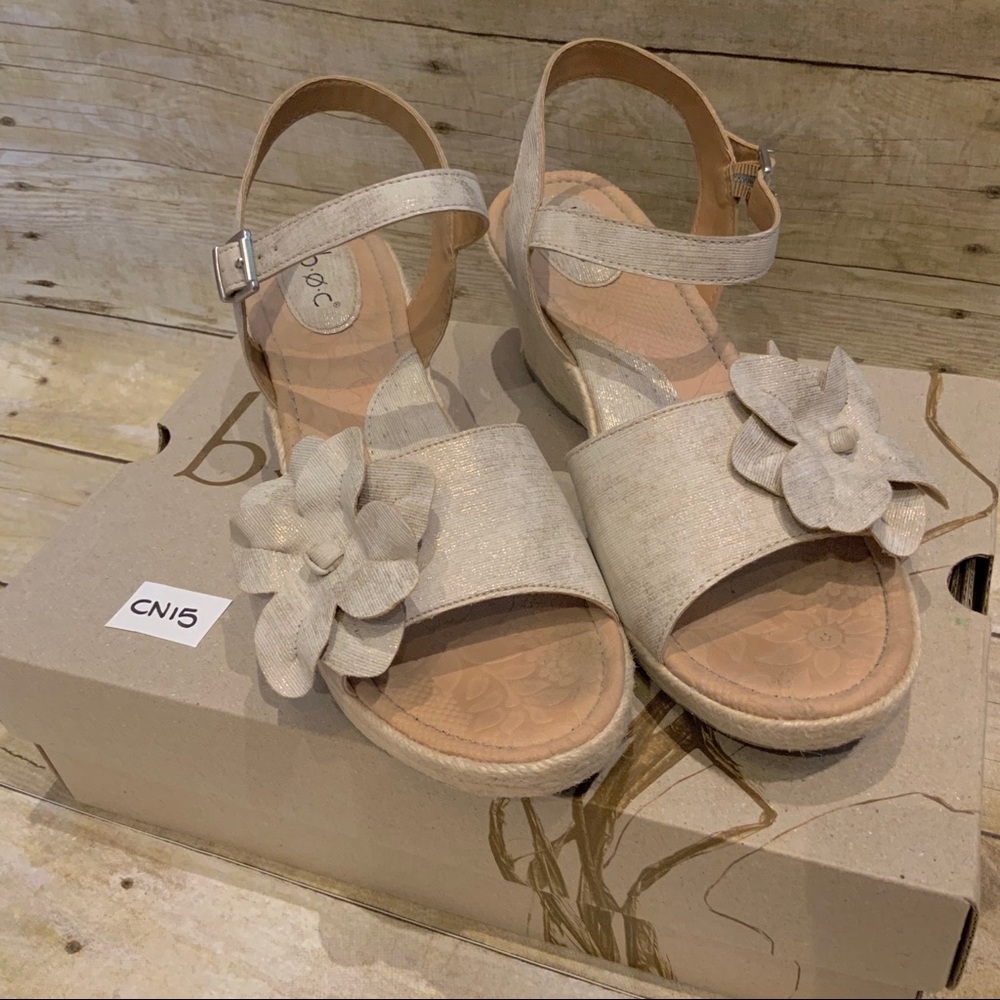 BOC Shoes Cream & Gold Wedge Sandals Size 11 M - Picture 4 of 8